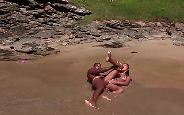 Curvy Brazilian porn goddess needs a heavy nib on the beach